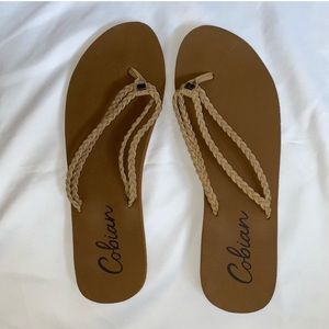 TAN/BROWN FLIP FLOPS